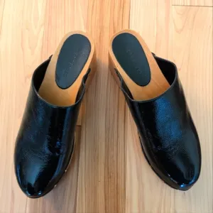 Aerosols Ari dark green patent leather clogs sz 9