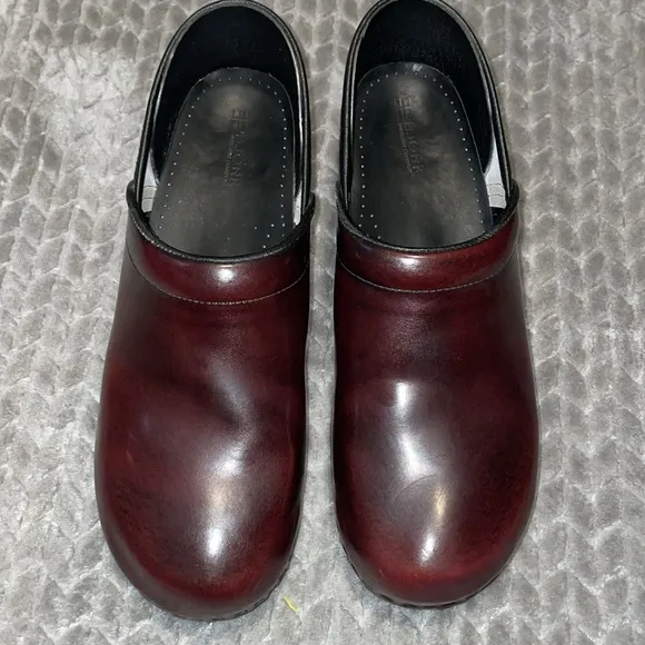 Bjork Swedish Comfort Brown Patent Leather Clogs.  Size EU 45/46 - US 11/12.