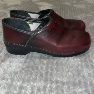 Bjork Swedish Comfort Brown Patent Leather Clogs.  Size EU 45/46 - US 11/12.