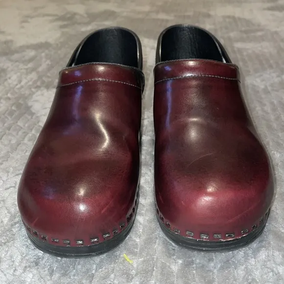 Bjork Swedish Comfort Brown Patent Leather Clogs.  Size EU 45/46 - US 11/12.