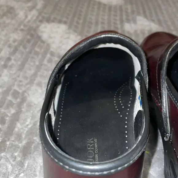 Bjork Swedish Comfort Brown Patent Leather Clogs.  Size EU 45/46 - US 11/12.