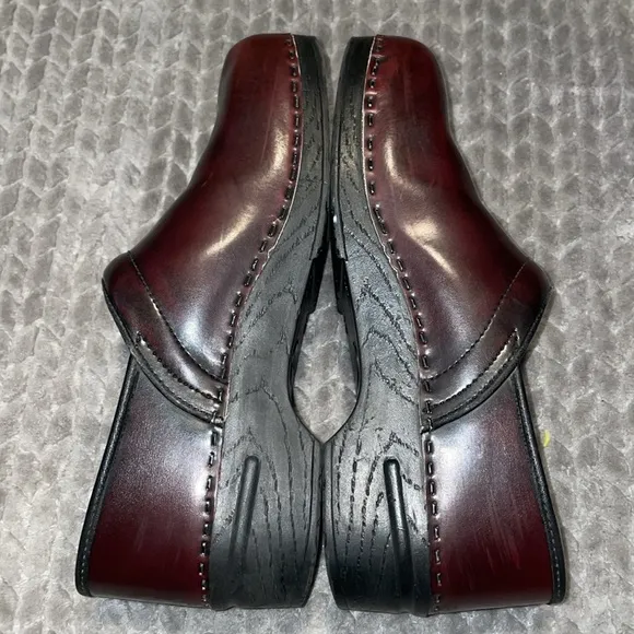 Bjork Swedish Comfort Brown Patent Leather Clogs.  Size EU 45/46 - US 11/12.
