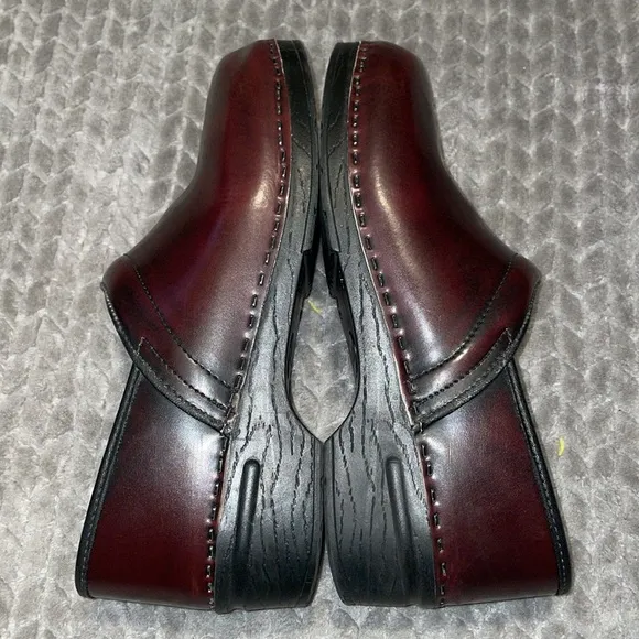 Bjork Swedish Comfort Brown Patent Leather Clogs.  Size EU 45/46 - US 11/12.