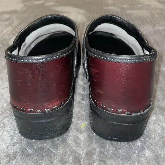 Bjork Swedish Comfort Brown Patent Leather Clogs.  Size EU 45/46 - US 11/12.