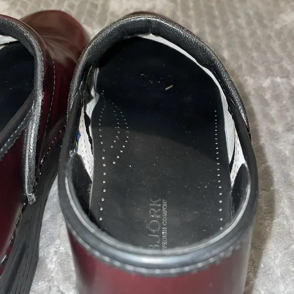 Bjork Swedish Comfort Brown Patent Leather Clogs.  Size EU 45/46 - US 11/12.