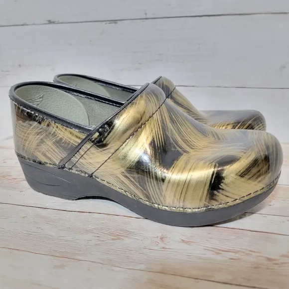Dansko Pro XP 2.0 gold Brushed Patent Women's Size 9  Clogs