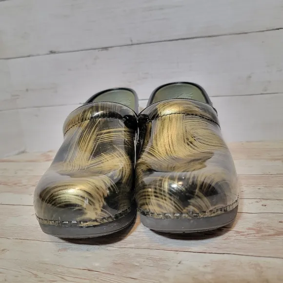 Dansko Pro XP 2.0 gold Brushed Patent Women's Size 9  Clogs