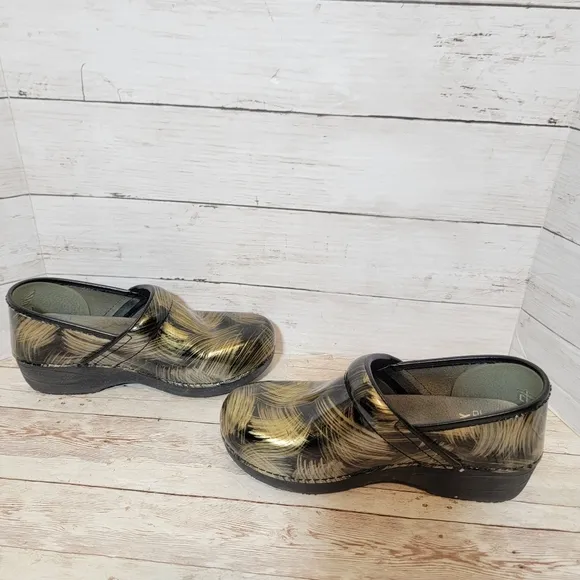 Dansko Pro XP 2.0 gold Brushed Patent Women's Size 9  Clogs