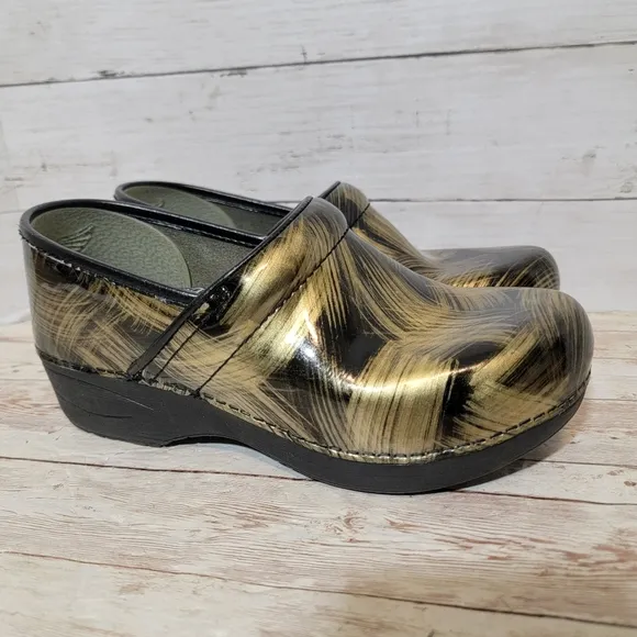 Dansko Pro XP 2.0 gold Brushed Patent Women's Size 9  Clogs