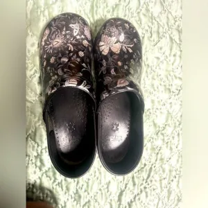 Dansko Women's Black color with flower design Boho Clogs Size 41  US 10.5 -11