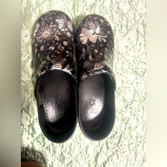 Dansko Women's Black color with flower design Boho Clogs Size 41  US 10.5 -11