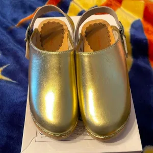 Hanna Andersson Dutch clogs