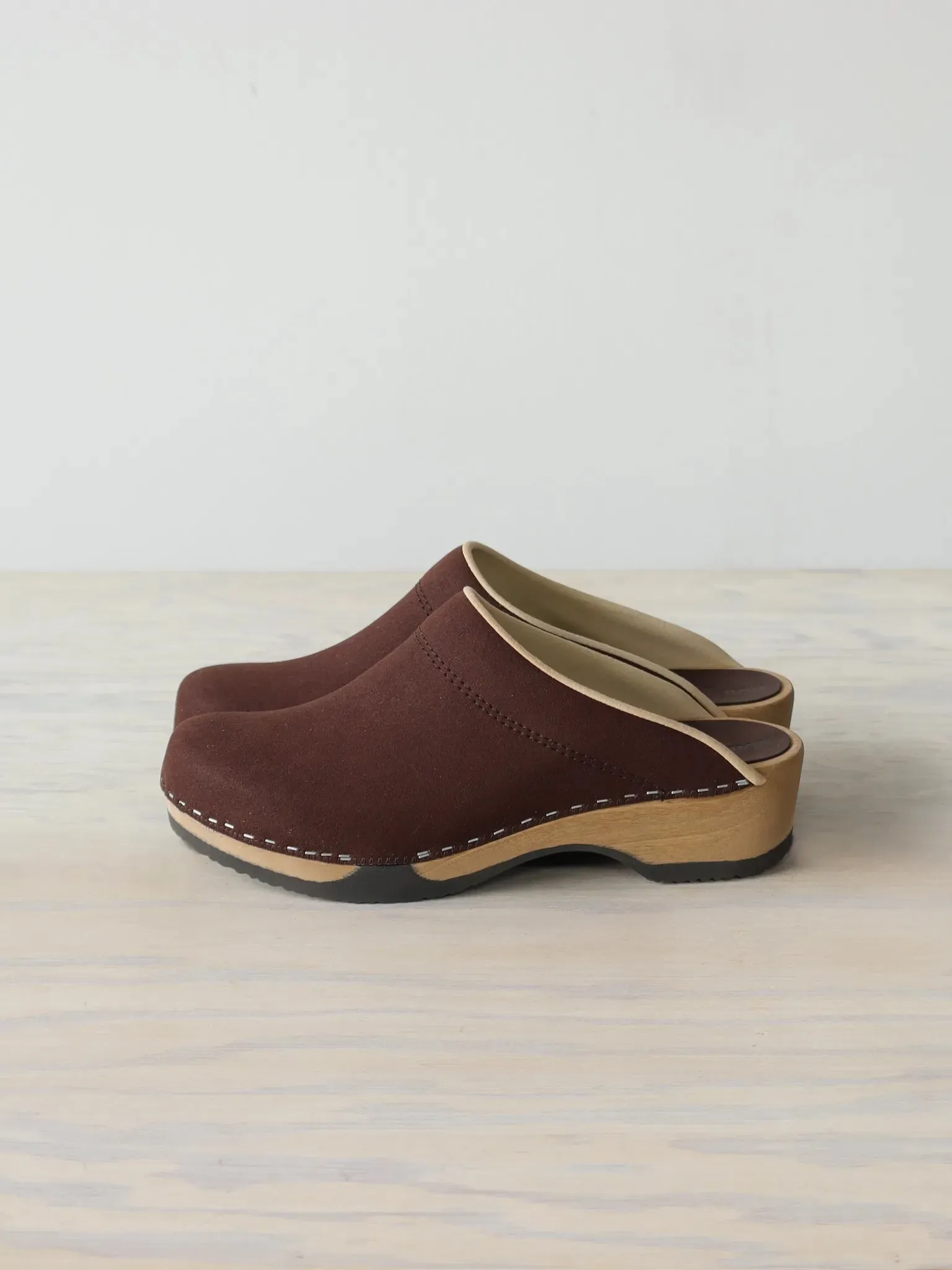 MAGNAFIED Together with THE INOUE BROTHERS | EMBLA CLOGS Vegan Suede Tobacco