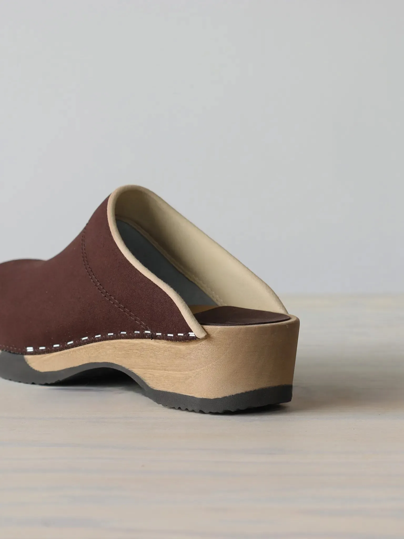 MAGNAFIED Together with THE INOUE BROTHERS | EMBLA CLOGS Vegan Suede Tobacco