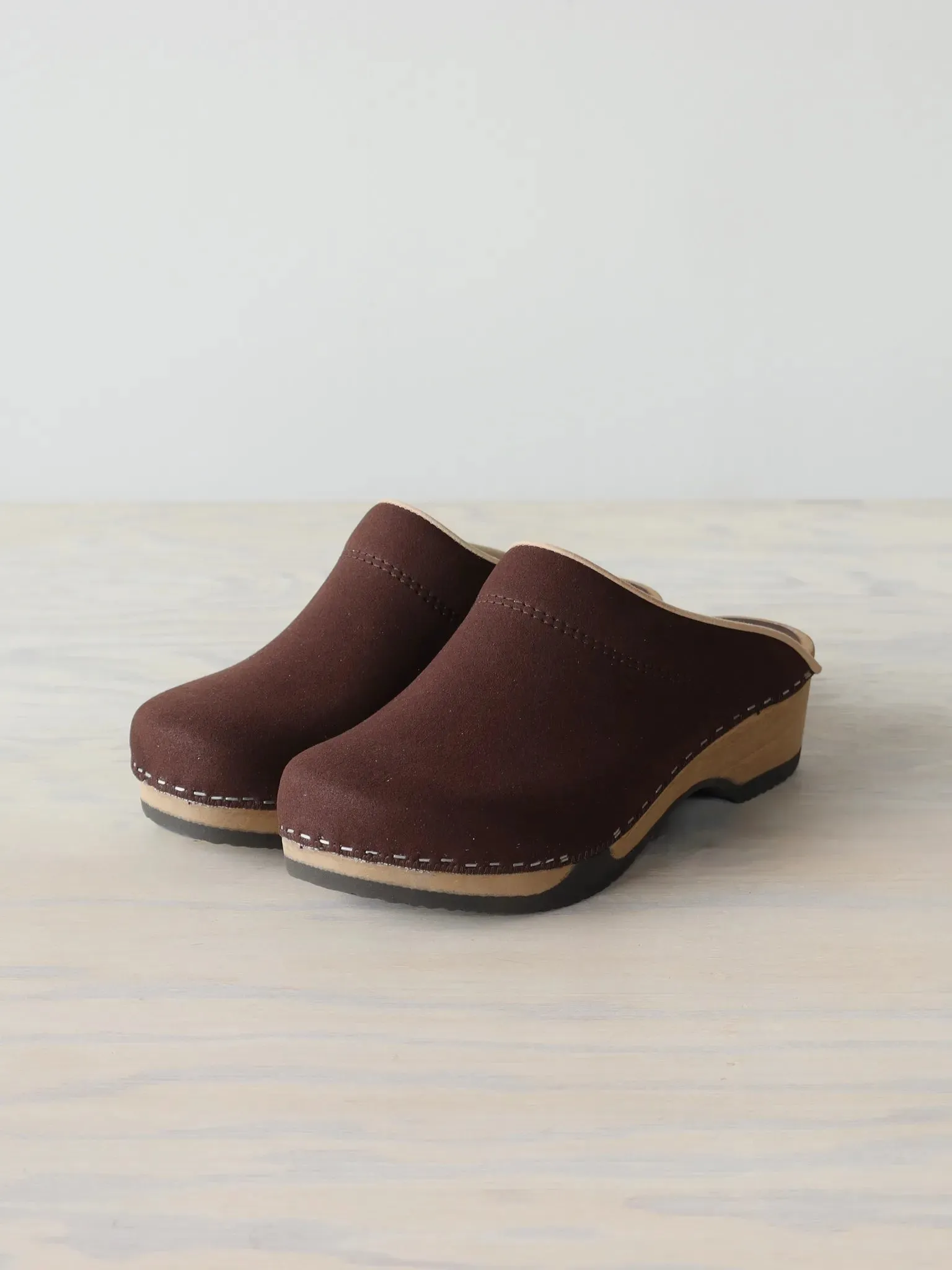 MAGNAFIED Together with THE INOUE BROTHERS | EMBLA CLOGS Vegan Suede Tobacco