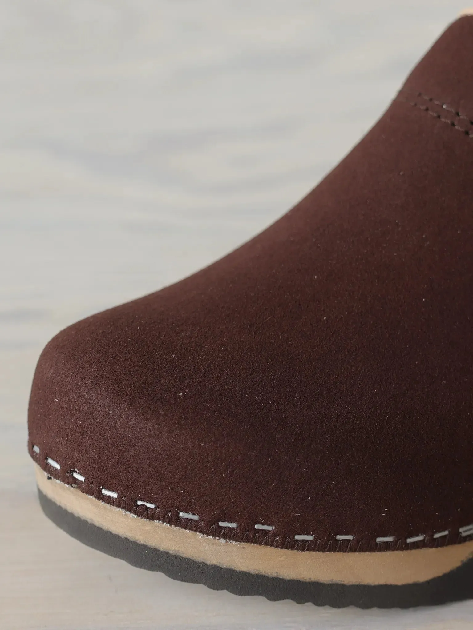 MAGNAFIED Together with THE INOUE BROTHERS | EMBLA CLOGS Vegan Suede Tobacco