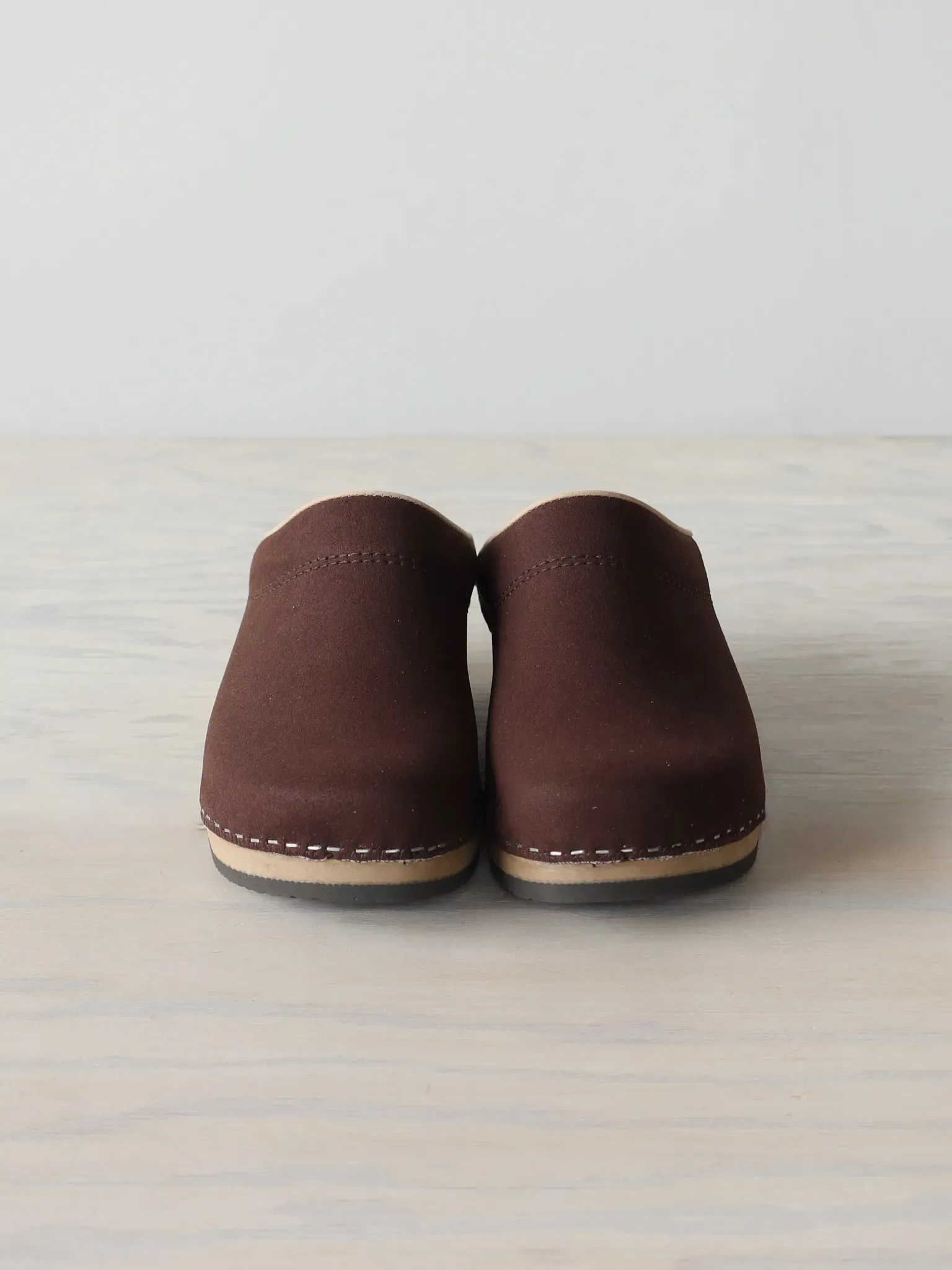 MAGNAFIED Together with THE INOUE BROTHERS | EMBLA CLOGS Vegan Suede Tobacco