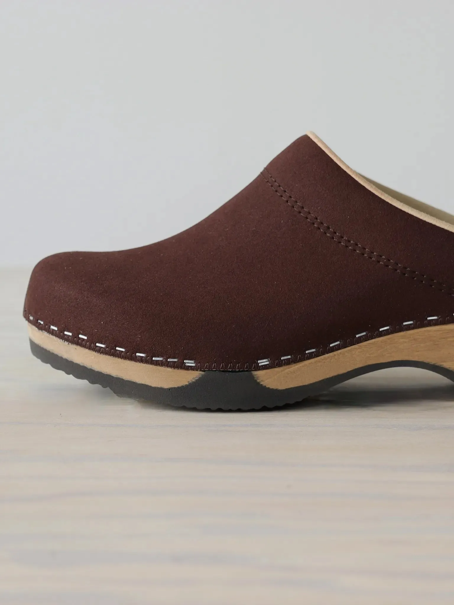 MAGNAFIED Together with THE INOUE BROTHERS | EMBLA CLOGS Vegan Suede Tobacco