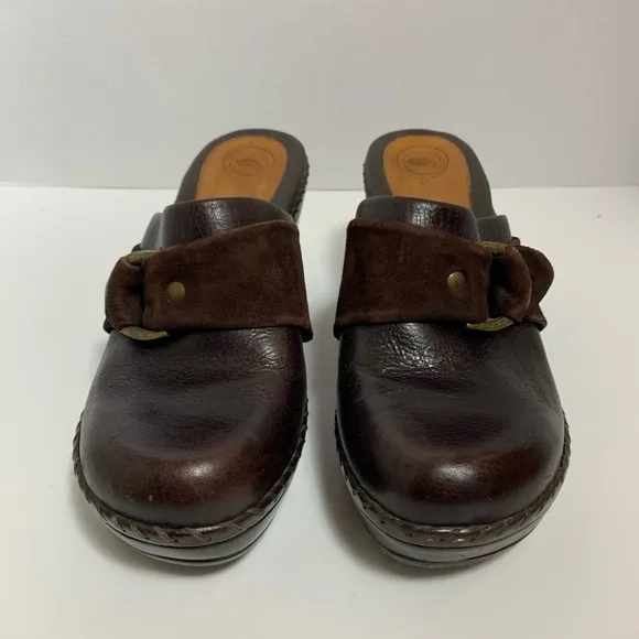 Nurture by Lamaze brown leather clogs size 8.5
